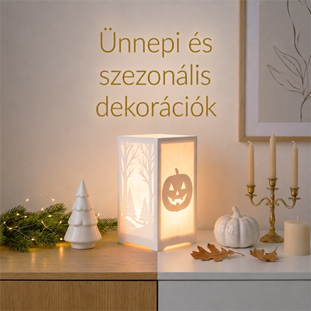 Karácsonyi és Halloween feliratú dekoráció, égő lámpa, gyertyák, tök és fenyőágak egy asztalon.