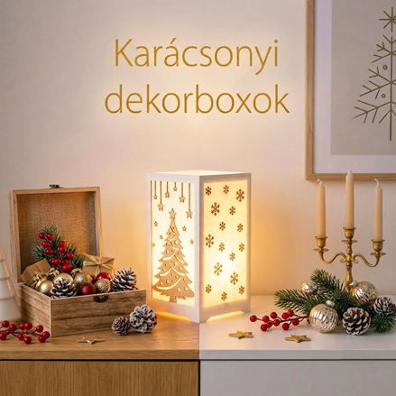 Karácsonyi dekoráció: fából készült dobozok, gyertyák, fenyőágak és fények egy meleg szobában.
